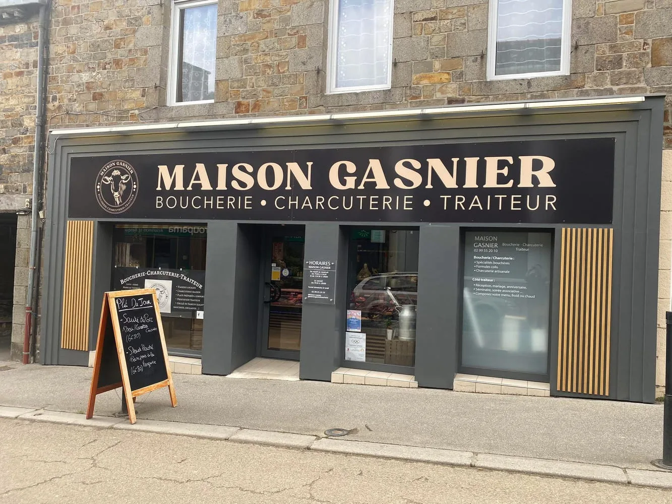 Accueil Maison Gasnier 5 photo de la vitrine/Devanture de la Boucherie Charcuterie Traiteur Maison Gasnier prise à Saint-Aubin d'Aubigné, rue d'Antrain avec le panneau des menus du jour placé devant