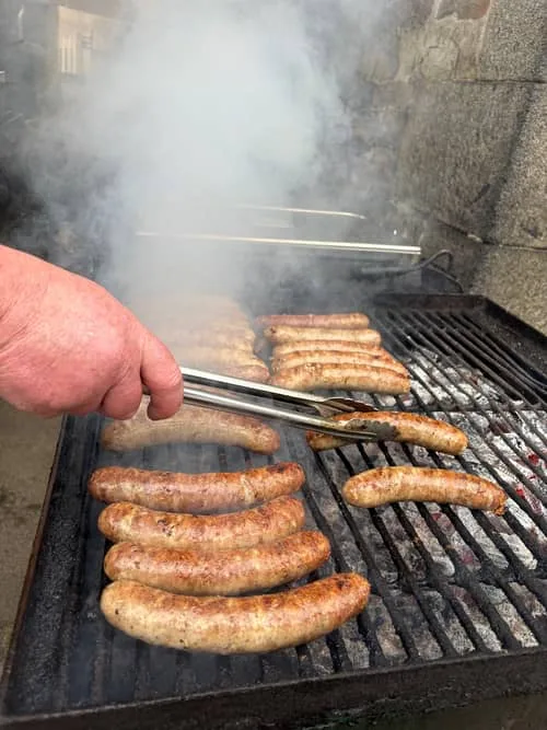 Accueil Maison Gasnier 20 Saucisses en train de griller sur un barbecue pour l opération Grillé du samedi de la Maison Gasnier (maisongasnier.fr)